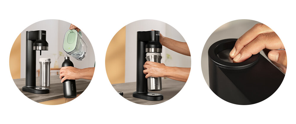 Trzy zdjęcia przedstawiają czarny saturator z metalową butelką. Na pierwszym zdjęciu wlewana jest woda, na drugim butelka jest umieszczana w urządzeniu, a na trzecim naciskany jest przycisk na górze saturatora.