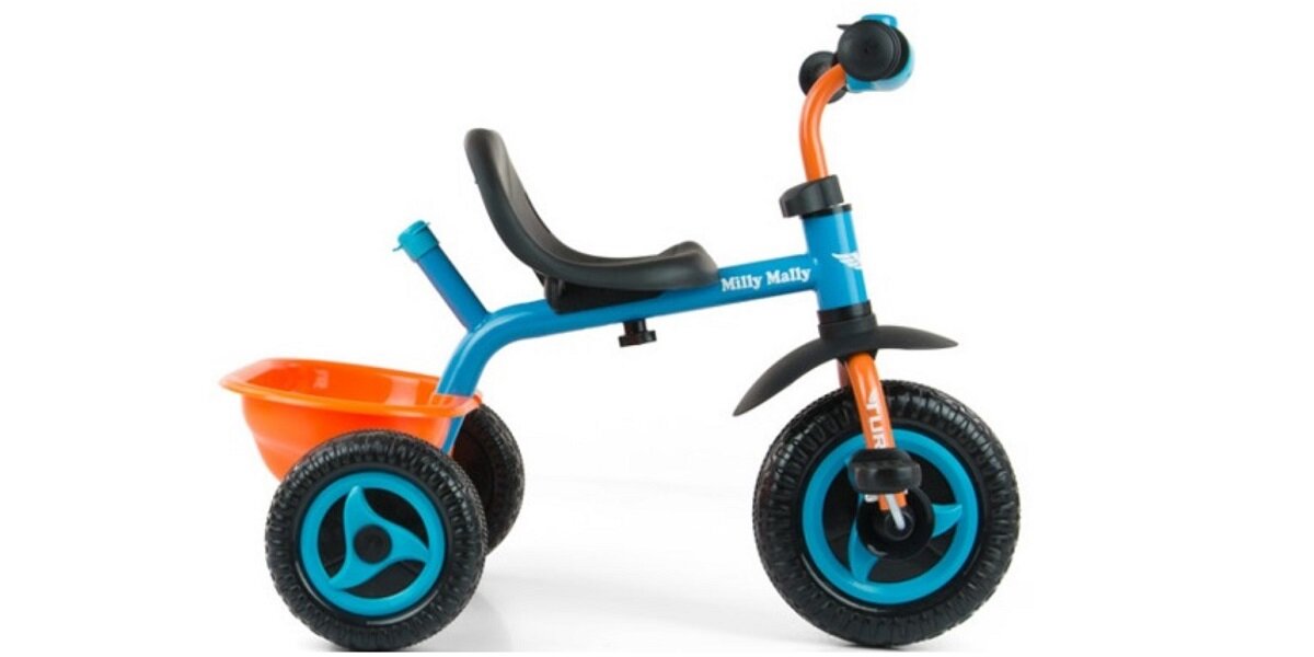 Rowerek trójkołowy z niebieską stalową ramą i pomarańczowymi elementami, posiada dzwonek i czarne opony. Na ramie widoczny jest napis \'Milly Mally\'.