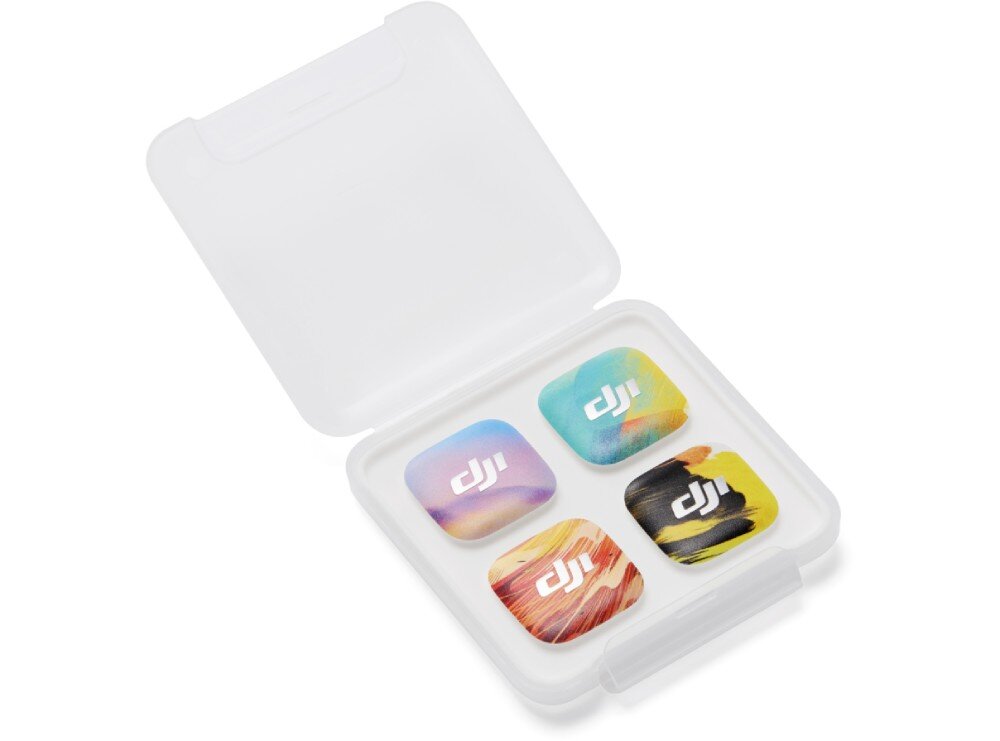 Osłona magnetyczna DJI Time Series do Mic Mini 2 (4 szt.) Przezroczyste, otwarte etui z tworzywa sztucznego, wewnątrz którego znajdują się cztery kwadratowe osłony magnetyczne z logo dji. Każda osłona ma inny wzór graficzny: fioletowo-niebieski, błękitno-żółty, czerwono-pomarańczowy oraz czarno-żółty, opis