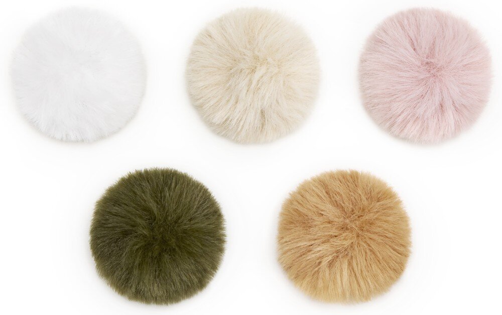 Osłona przeciwwietrzna DJI do Mic Mini 2 (5 szt.) Pięć puszystych, okrągłych osłon przeciwwietrznych ułożonych w dwóch rzędach na białym tle, w kolorach białym, beżowym, jasnoróżowym, ciemnozielonym oraz jasnobrązowym, opis