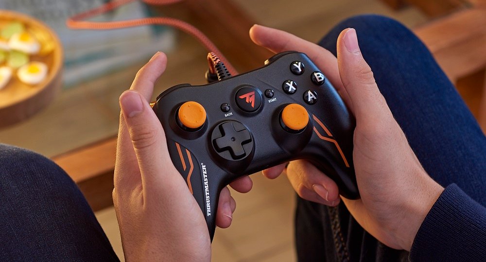 Kontroler THRUSTMASTER GP XID Esport Edition Czarno-pomarańczowy (PC) gracz widok w rękach