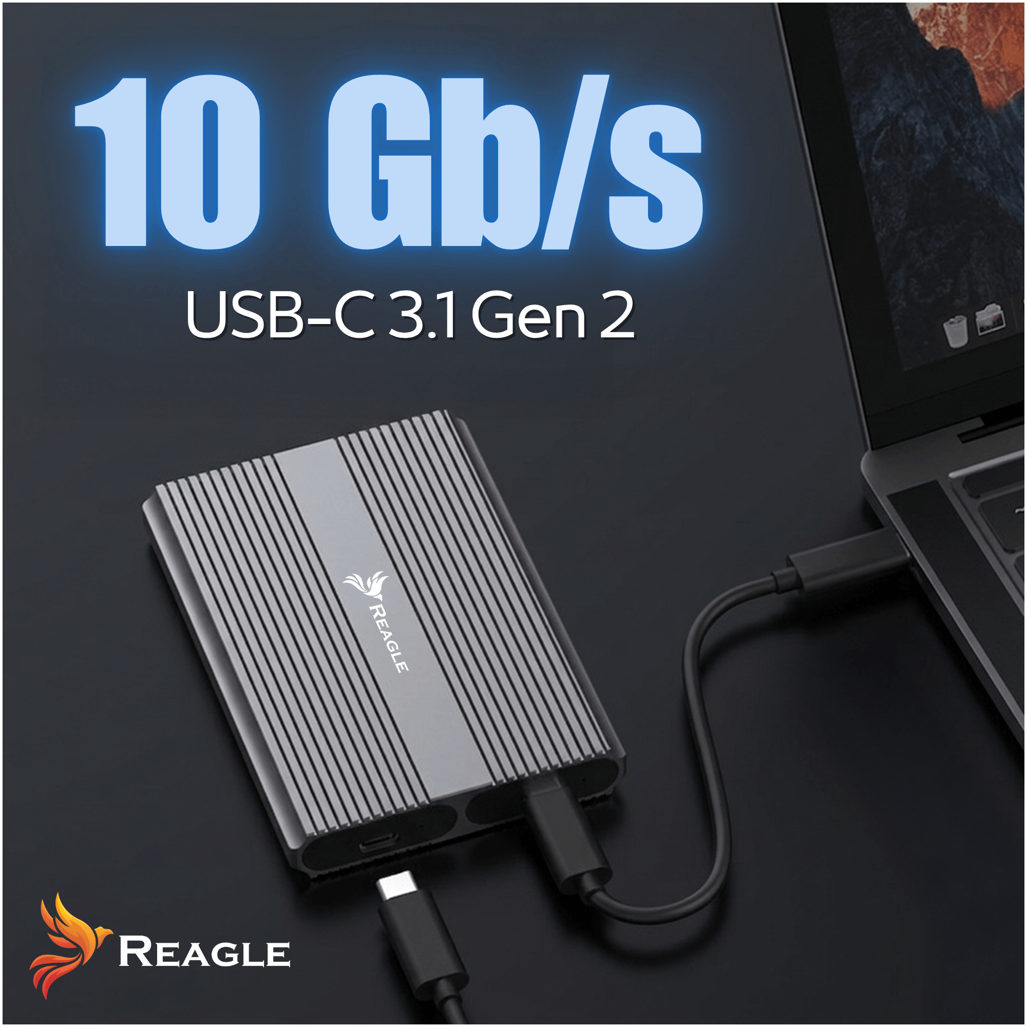 Na obrazie widoczna jest dwuzatokowa obudowa REAGLE podłączona do laptopa za pomocą kabla USB-C. Na górze obrazu znajduje się tekst \'10 Gb/s USB-C 3.1 Gen 2\', a w lewym dolnym rogu logo REAGLE.