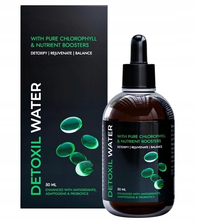 Na obrazie widoczna jest butelka z ciemnego szkła z pipetą oraz opakowanie produktu Detoxil Water 50 ML. Na opakowaniu i etykiecie butelki znajduje się tekst: \'WITH PURE CHLOROPHYLL & NUTRIENT BOOSTERS DETOXIFY | REJUVENATE | BALANCE ENHANCED WITH ANTIOXIDANTS, ADAPTOGENS & PROBIOTICS\'.