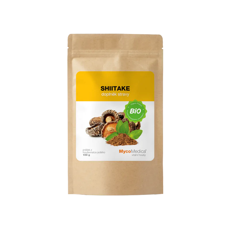 Opakowanie produktu z etykietą \'SHIITAKE doplněk stravy\' oraz logo \'Bio\'. Widoczne są grzyby shiitake i proszek, a na dole napis \'MycoMedica\'.