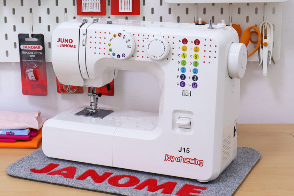 Maszyna do szycia JANOME Juno J15 jakość ściegów solidne wykonanie intuicyjna mechaniczna drobne naprawyi przeróbki krawieckie pierwsze samodzielne projekty na początek przygody z szyciem