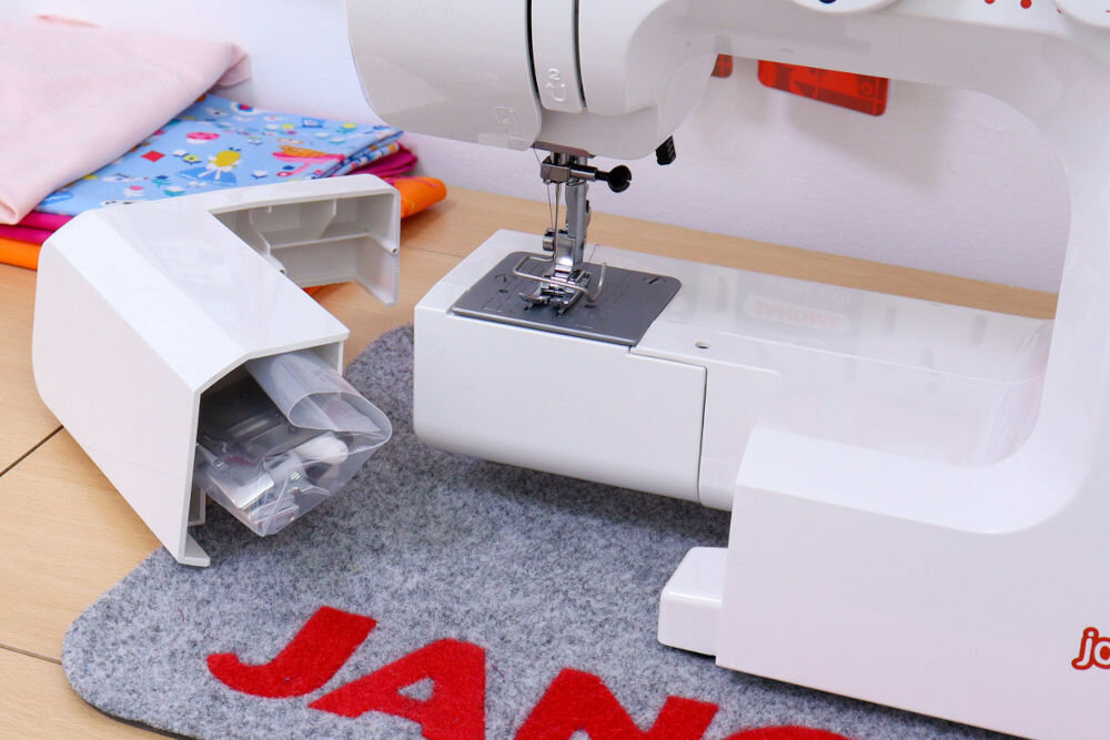 Maszyna do szycia JANOME Juno J15 niewielka przestrzeń w stoliku wolnego ramienia przechowywanie najważniejszych akcesoriów krawieckich funkcjonalność praktyczne podejście łatwiejsza przyjemniejsza czynność