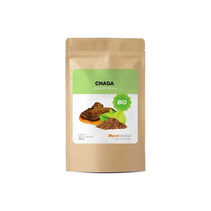 Opakowanie produktu MycoMedica Bio Chaga w proszku 100g z zieloną etykietą i napisem \'CHAGA doplněk stravy\'. Widoczne są również grafiki grzyba i proszku oraz logo \'BIO\'.