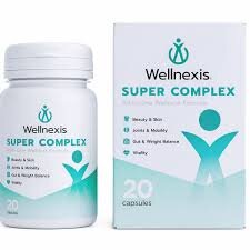 Na obrazie widoczna jest biała butelka i pudełko z napisem \'Wellnexis SUPER COMPLEX\'. Na opakowaniu znajduje się symbol postaci z uniesionymi rękami oraz lista korzyści produktu.