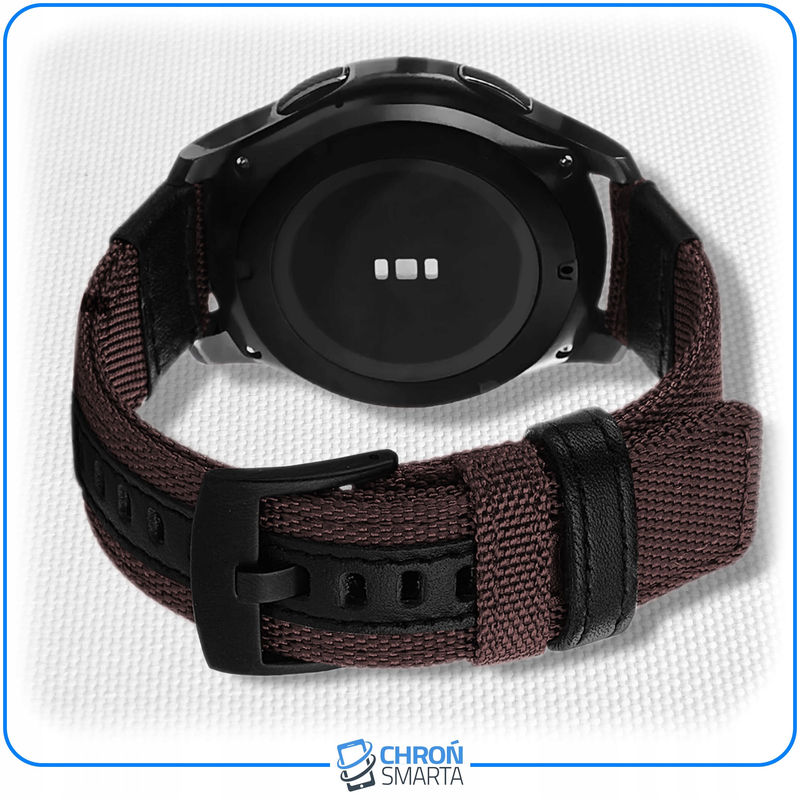 Na obrazie widoczny jest smartwatch z ciemnym, okrągłym wyświetlaczem i brązowym paskiem z materiału. Na dole znajduje się logo \'CHROŃ SMARTA\'.