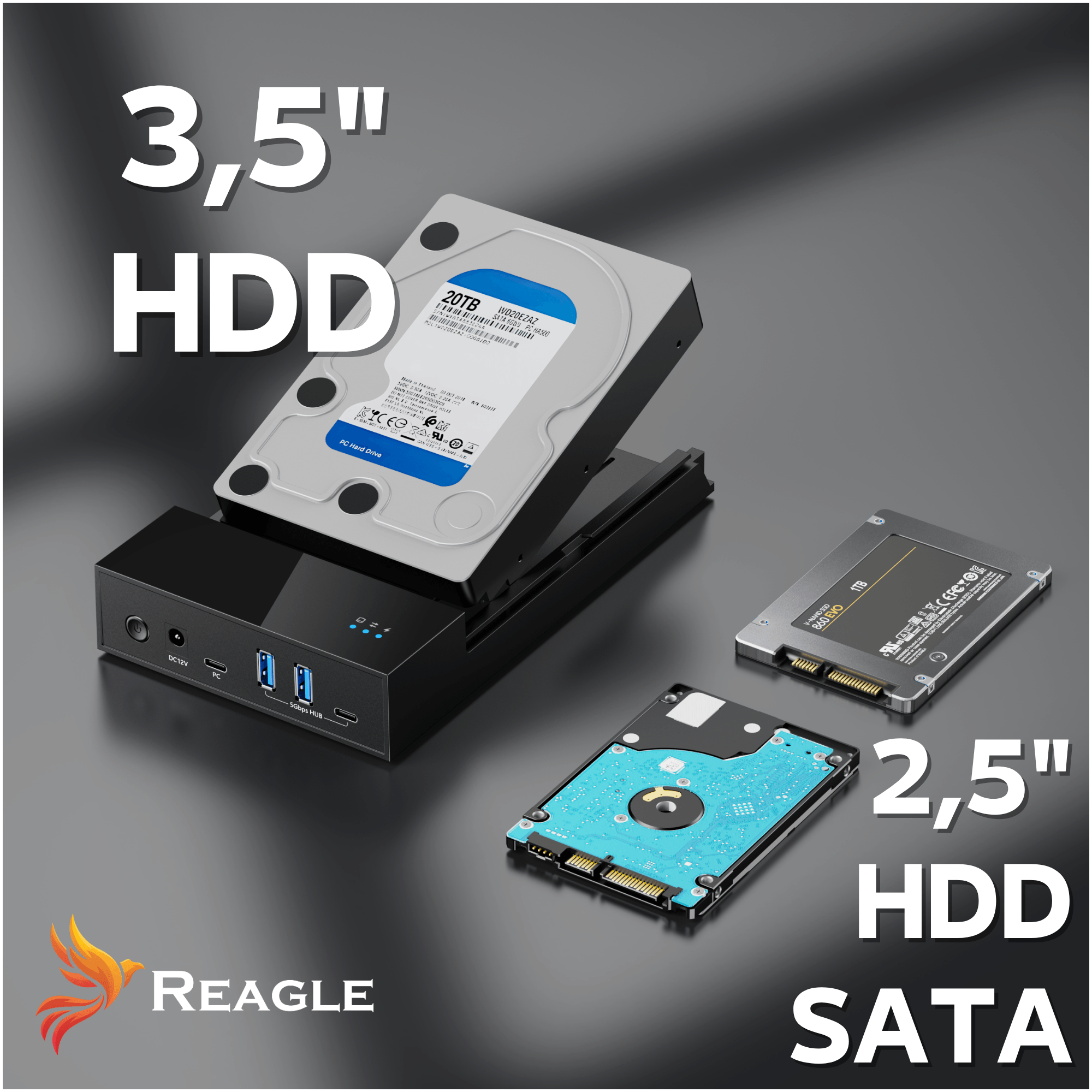 Obraz przedstawia obudowę dysku z podłączonym dyskiem twardym 3,5 cala oraz dwa dyski 2,5 cala obok. Widoczne są porty USB i logo Reagle, a na dysku napis \'20TB\'.