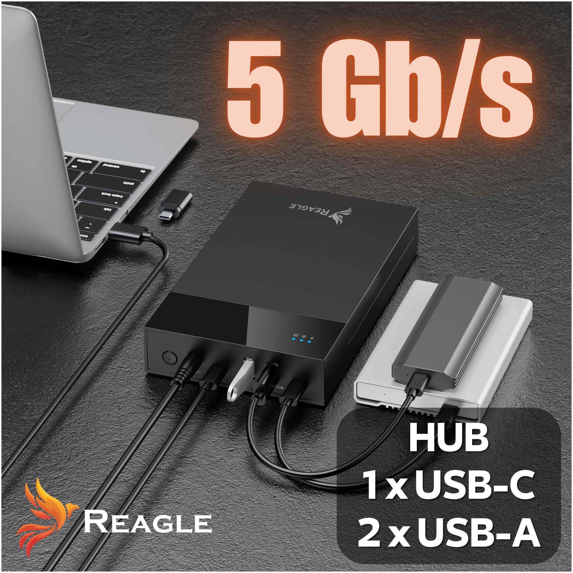 Na obrazie widoczna jest obudowa dysku z logo REAGLE, podłączona do laptopa i dwóch zewnętrznych dysków. Tekst na obrazie: \'5 Gb/s\', \'HUB 1 x USB-C 2 x USB-A\'.