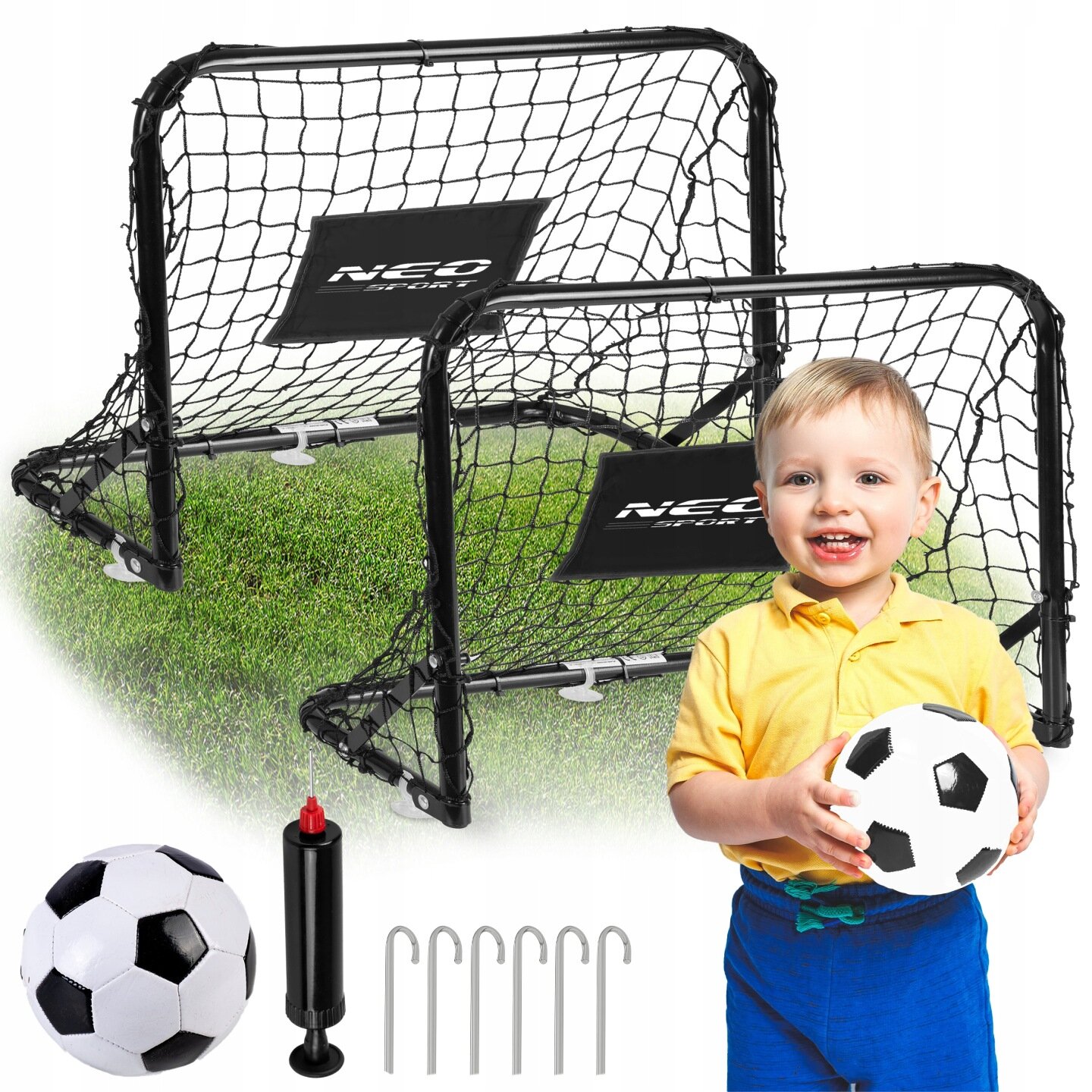 Na obrazie widoczne są dwie czarne bramki piłkarskie z siatką, oznaczone logo \'NEO SPORT\', oraz dziecko trzymające piłkę. Obok znajdują się piłka, pompka i sześć metalowych haczyków.