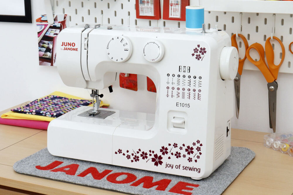 MASZYNA DO SZYCIA JANOME JUNO E1015 programy sciegowe naprawy przeróbki solidna maszyna dla początkujących dla zaawansowanych proste naprawy zaawansowane projekty skracanie spodni tworzenie kreacji solidna konstrukcja niezawodność satysfakcja realizacja różnorodnych projektów