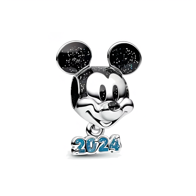 Zawieszka w kształcie głowy postaci z dużymi uszami, ozdobiona błyszczącymi elementami. Na dole zawieszki widnieje napis \'2024\' w niebieskim kolorze.