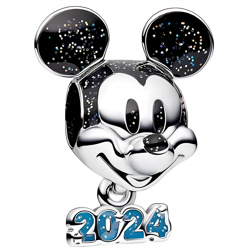 Srebrna zawieszka w kształcie głowy Myszki Mickey z czarnymi uszami ozdobionymi brokatem. Na dole zawieszki znajduje się napis \'2024\' w niebieskim kolorze z brokatem.