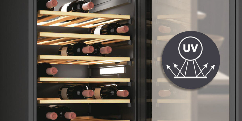 Chłodziarka do wina z drewnianymi półkami, na których leżą butelki wina. Obok widoczna jest ikona z napisem \'UV\' i symbolami strzałek.