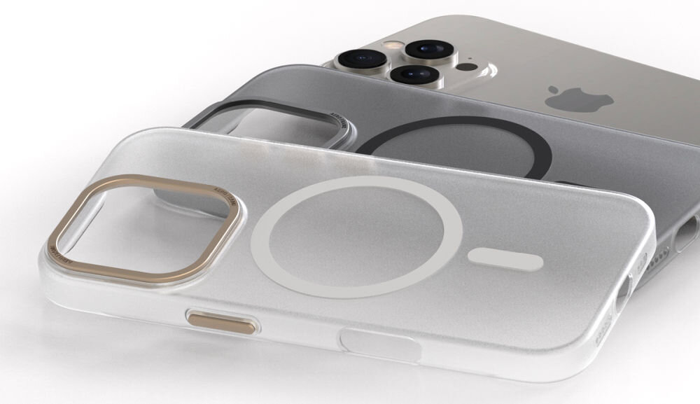 Na obrazie widoczne są dwa przezroczyste etui na telefon z okrągłym wzorem, jedno z czarnym, a drugie z jasnym obramowaniem wokół otworu na aparat. W tle znajduje się telefon z trzema obiektywami i logo w kształcie nadgryzionego jabłka.