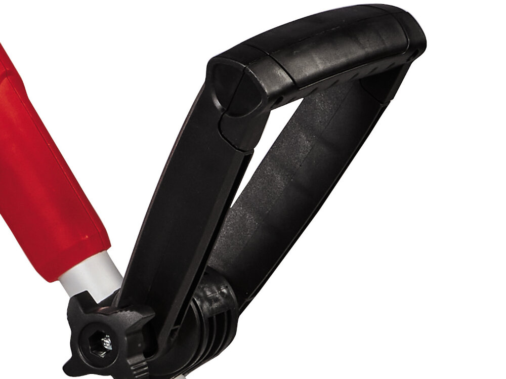 Zbliżenie na czarny uchwyt podkaszarki z czerwonym elementem obudowy. Uchwyt ma ergonomiczny kształt i jest połączony z metalowym prętem.