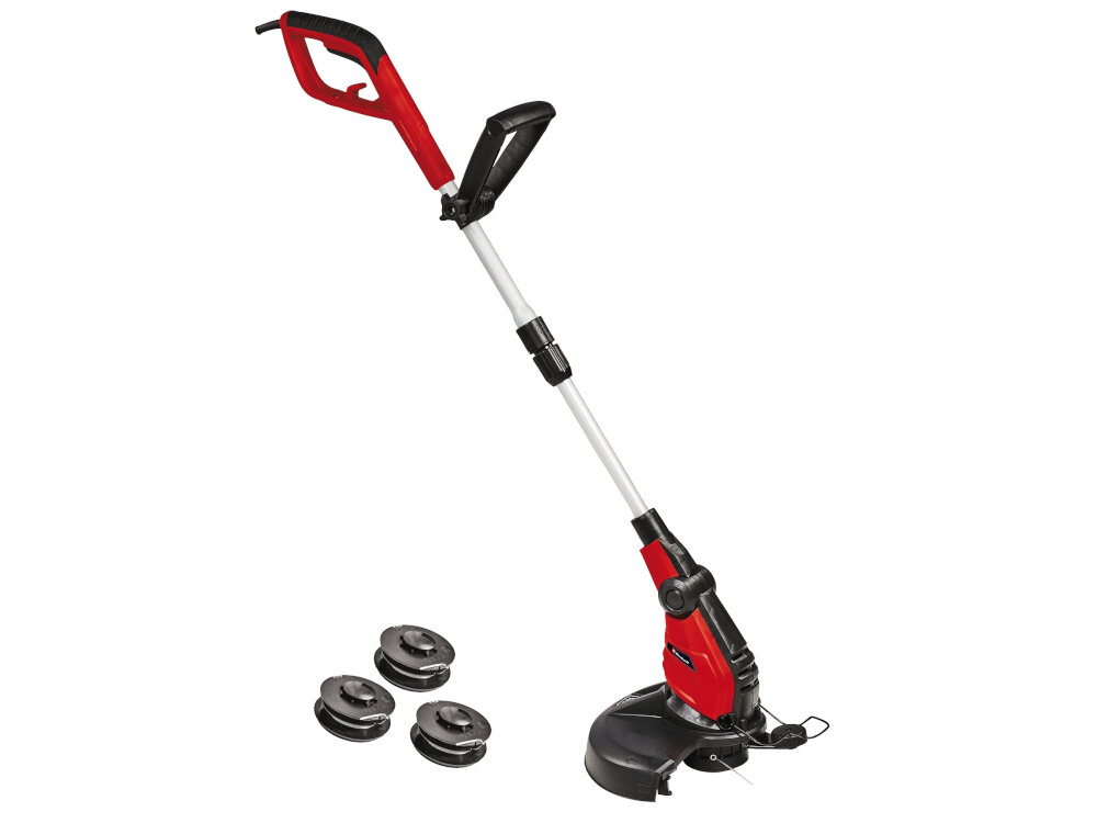 Na obrazie widoczna jest czerwona podkaszarka elektryczna z czarnymi elementami oraz trzy dodatkowe szpule z żyłką. Produkt ma teleskopowy uchwyt i osłonę na głowicę tnącą.