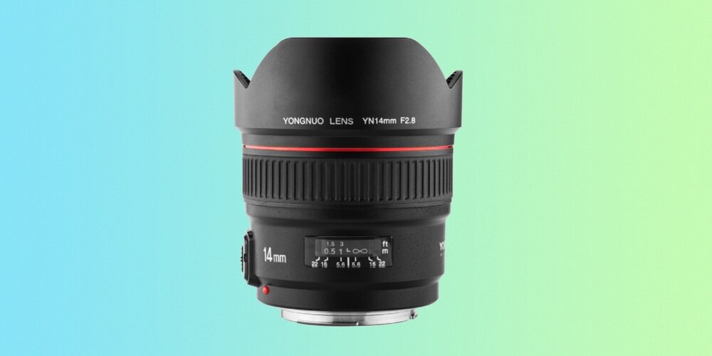 Obiektyw Yongnuo YN 14 mm f/2,8 do Canon EF z widoczną skalą odległości ostrości