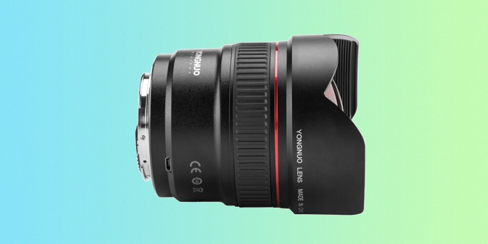 Obiektyw Yongnuo YN 14 mm f/2,8 do Canon EF z widonczym portem micro-USB