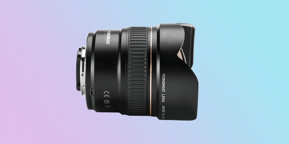 Obiektyw Yongnuo YN 14 mm f/2,8 do Nikon F z widonczym portem micro-USB