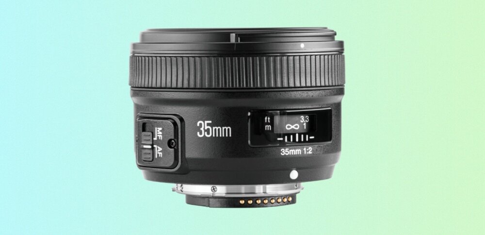 Baner z obiektywem Yongnuo YN 35 mm f/2,0 do Nikon F w dwóch ujęciach: od strony skali ostorści oraz od strony mocowania