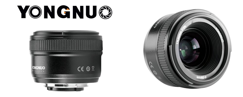 Baner z obiektywami Yongnuo YN 35 mm f/2,0 do Nikon F widzianymi z boku oraz od przedniej soczewki