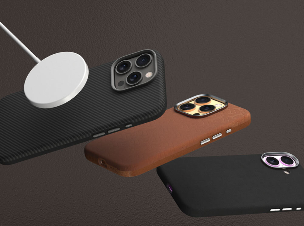Na obrazie widoczne są trzy etui na telefon w różnych kolorach: czarnym z teksturą, brązowym i czarnym gładkim. Obok jednego z etui znajduje się biały, okrągły element przypominający ładowarkę bezprzewodową.