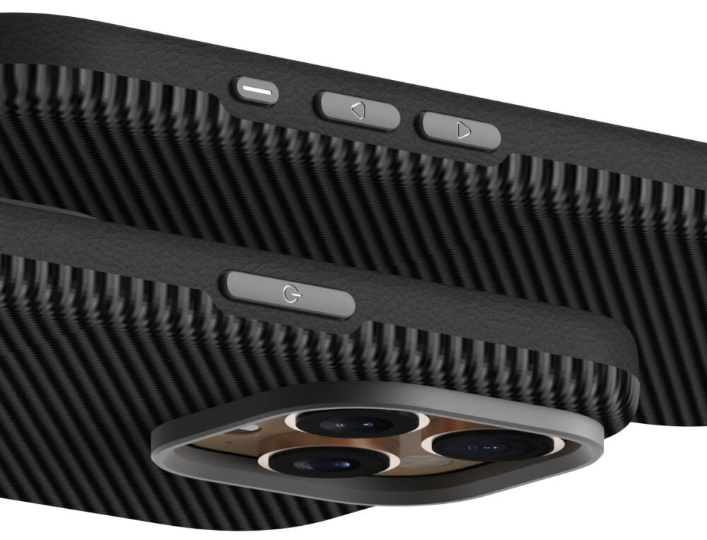 Obraz przedstawia czarne etui z teksturą przypominającą włókno węglowe, z widocznymi przyciskami bocznymi i wycięciem na aparat telefonu.