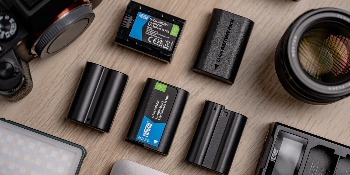 Akumulator NEWELL 2280 mAh do Sony NP-FZ100 Plus, newell, marka, oryginalnymi, zamienniki, akumulator leży wraz z innymi modelami akumulatorów na biurku