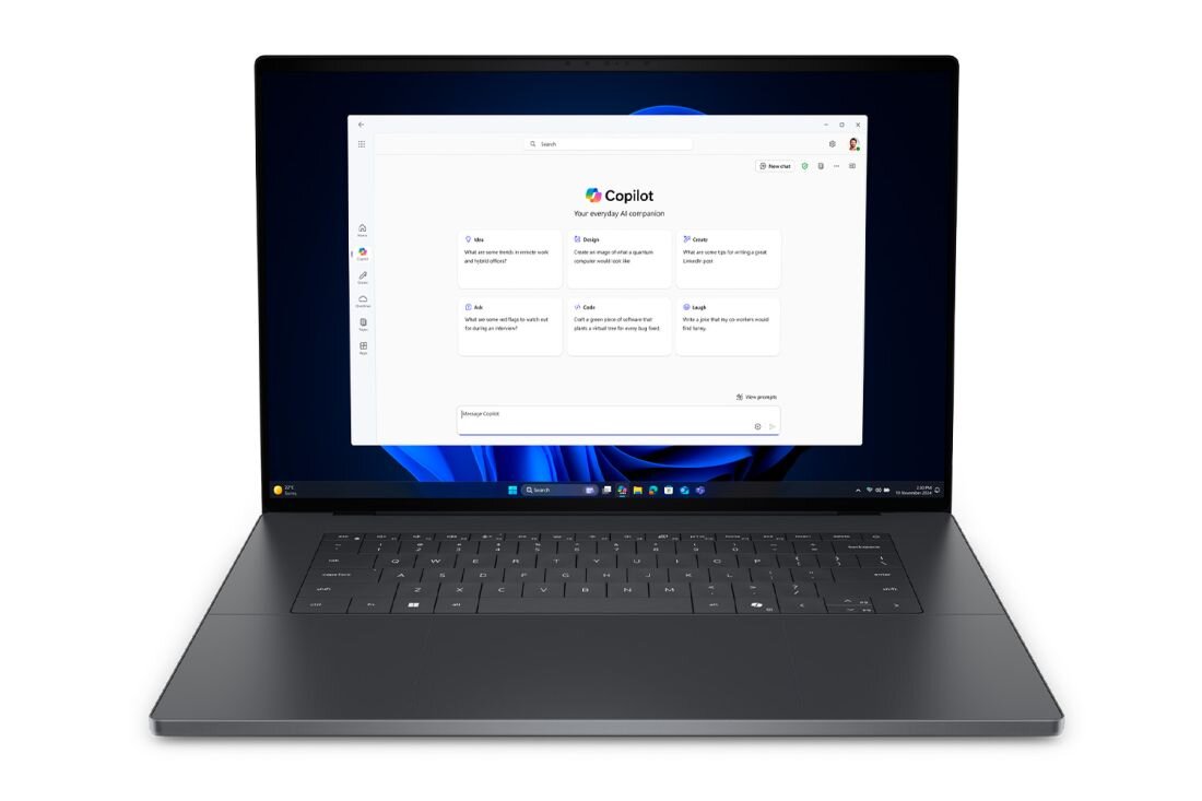 Laptop z dużym ekranem wyświetla aplikację o nazwie \'Copilot\'. Na ekranie widoczne są różne opcje i ikony systemu Windows na pasku zadań.