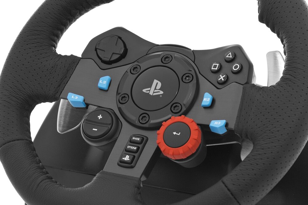 Kierownica do gier z czarną, perforowaną powierzchnią i niebieskimi przyciskami oznaczonymi jako L2, L3, R2, R3. Na środku widoczne jest logo PlayStation, a poniżej przyciski z symbolami: strzałka, opcje, PlayStation i czerwone pokrętło z białą strzałką.