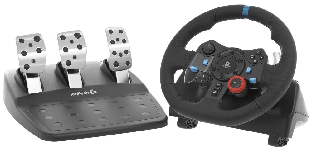 Na obrazie widoczna jest kierownica do gier z czarnym uchwytem i przyciskami oraz zestaw trzech metalowych pedałów. Na podstawie pedałów znajduje się logo \'logitech G\'.