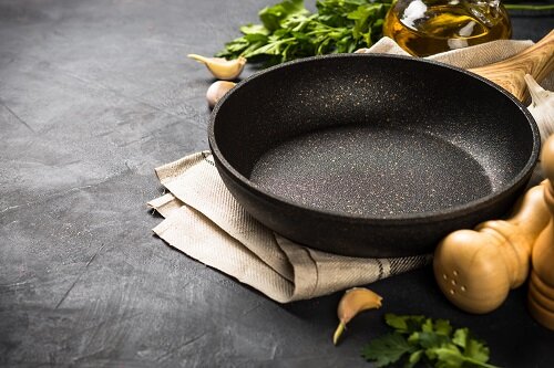Patelnia ceramiczna czy teflonowa – czym się różnią?