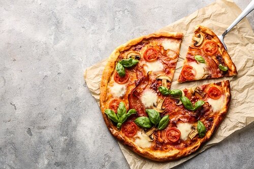 Jak zrobić pizzę w domu? Przepis na pizzę własnej roboty