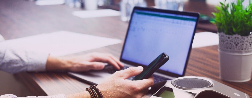 laptop z podświetlaną klawiaturą
