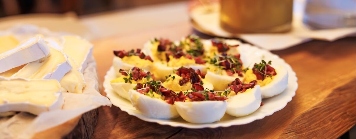 jajka z białą kiełbasą
