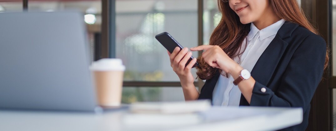 telefon z ładowaniem indukcyjnym