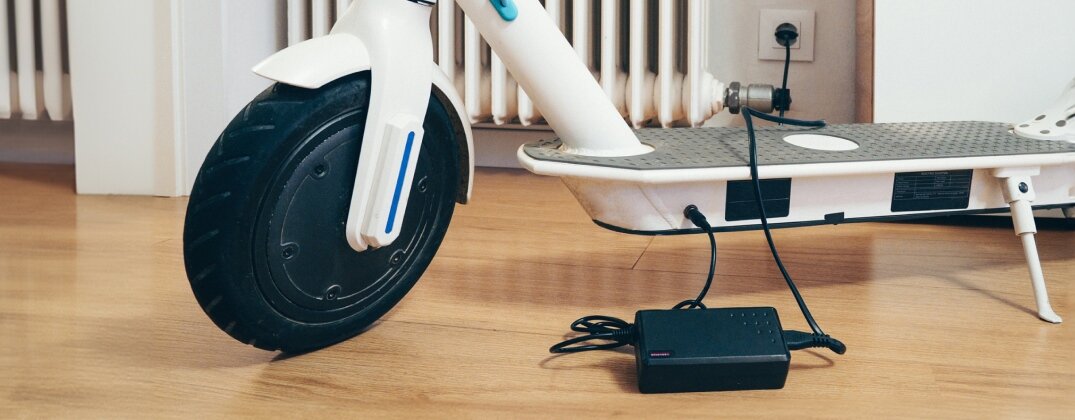Jak ładować hulajnogę elektryczną?