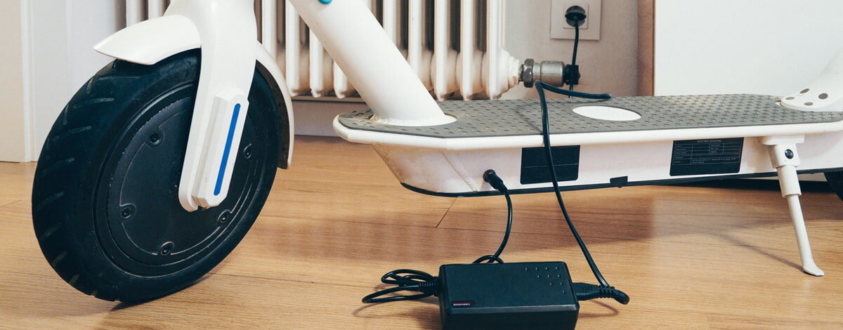 Jak ładować hulajnogę elektryczną? Praktyczny poradnik krok po kroku