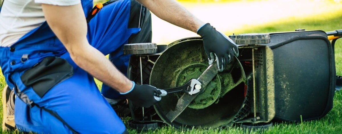 Jak odkręcić nóż od kosiarki?