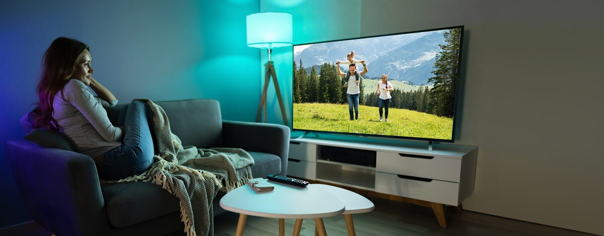 Jak uruchomić wyszukiwanie głosowe w telewizorze krok po kroku?