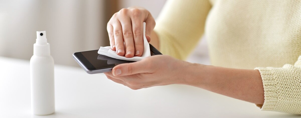 Jak wyczyścić telefon z brudu?