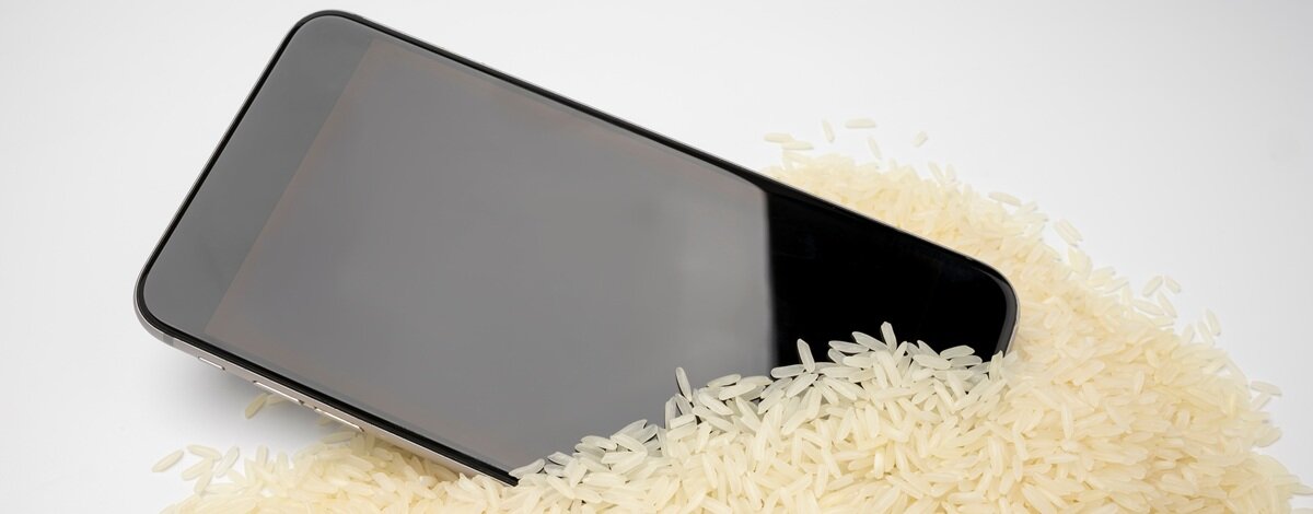 Jak wysuszyć zalany telefon?