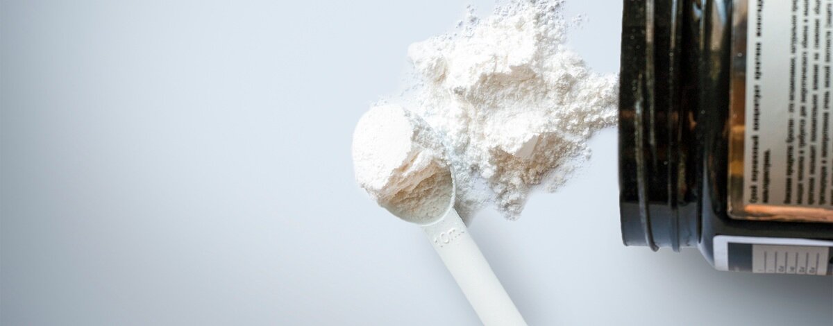 Kreatyna przed czy po treningu? Jak stosować?