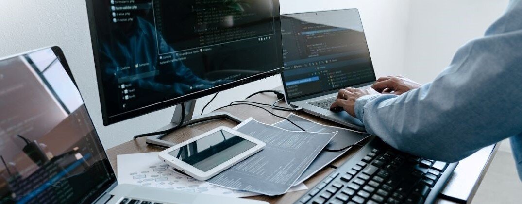 Monitor do laptopa – czy warto kupić dodatkowy monitor?