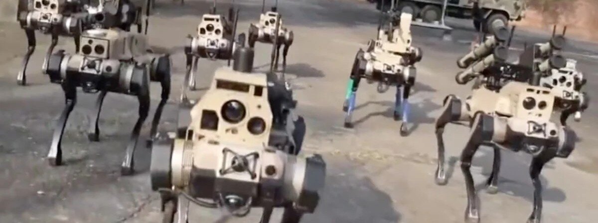 Roboty wilki wbiegły na polu walki. Chiny prezentują nową erę dronów wojennych