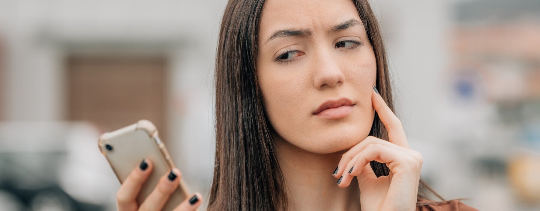 Dzwoni bank, ale po drugiej stronie kryje się oszust. Czym jest spoofing i jak go rozpoznać? Widzisz numer banku i odbierasz telefon. Ale po drugiej stronie może kryć się oszust – właśnie tak działa spoofing
