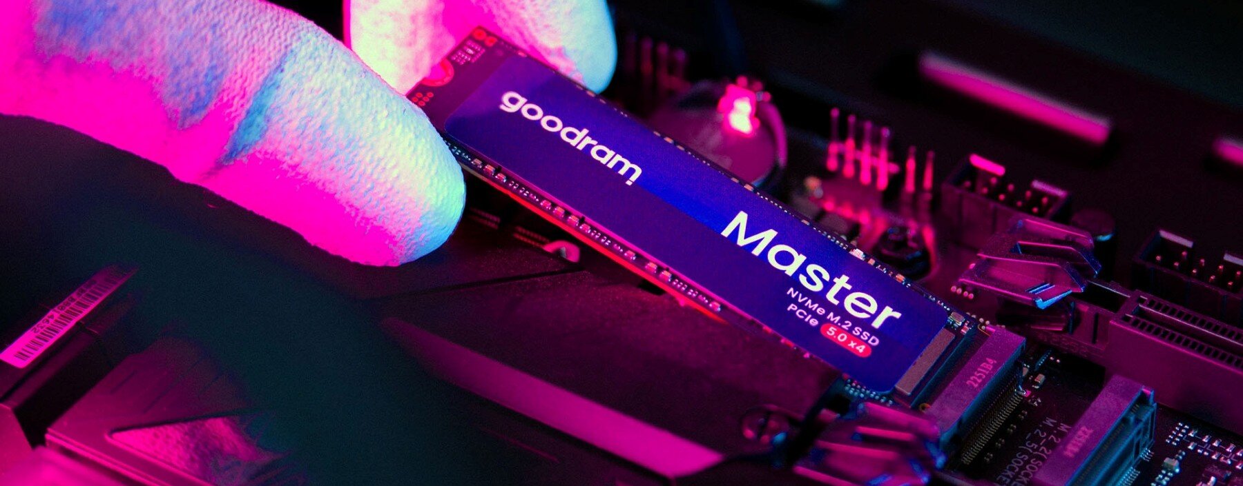 Goodram Master to bardzo szybki dysk SSD PCIe 5.0. Polacy pokazali, na co ich stać Polacy zrobili dysk SSD, który zawstydza szybkością. 14 000 MB/s to dopiero początek